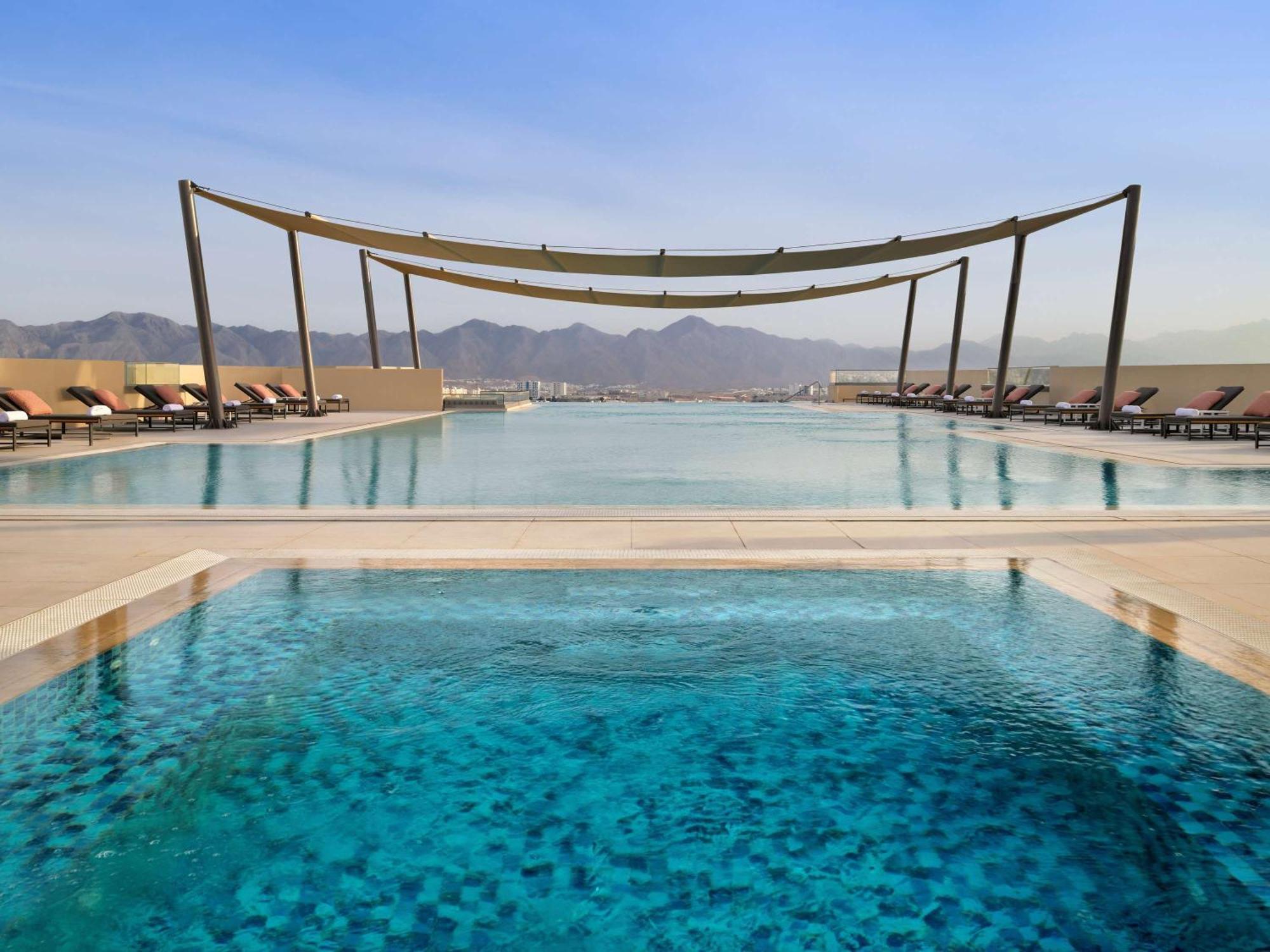 Moevenpick Hotel & Apartments Ghala 马斯喀特 外观 照片 The pool at the hotel
