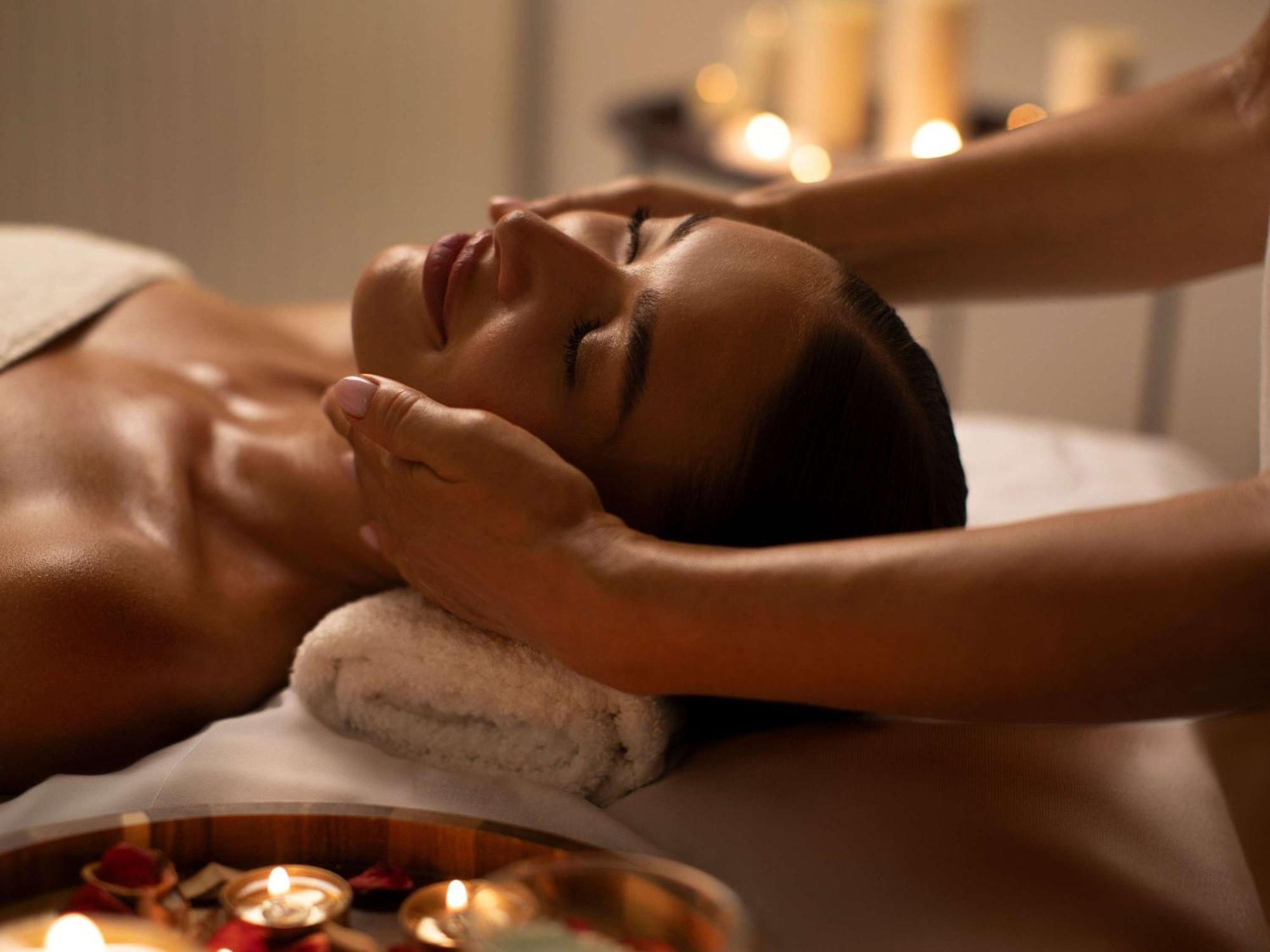 Moevenpick Hotel & Apartments Ghala 马斯喀特 外观 照片 A woman receiving a facial massage