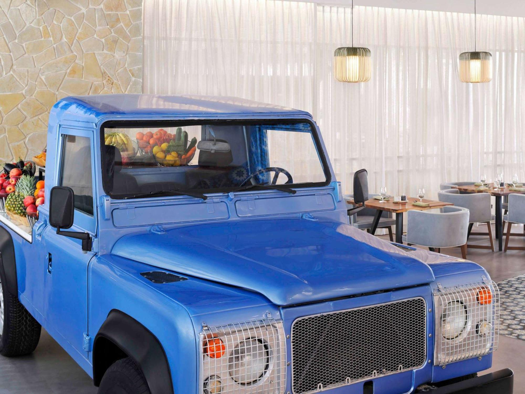Moevenpick Hotel & Apartments Ghala 马斯喀特 外观 照片 The Land Rover Defender 90