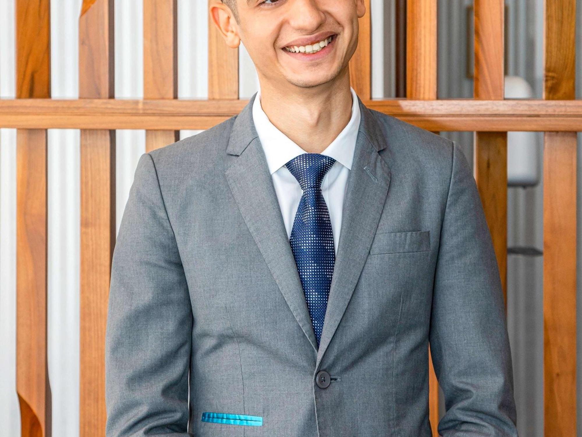 Moevenpick Hotel & Apartments Ghala 马斯喀特 外观 照片 A man wearing a suit
