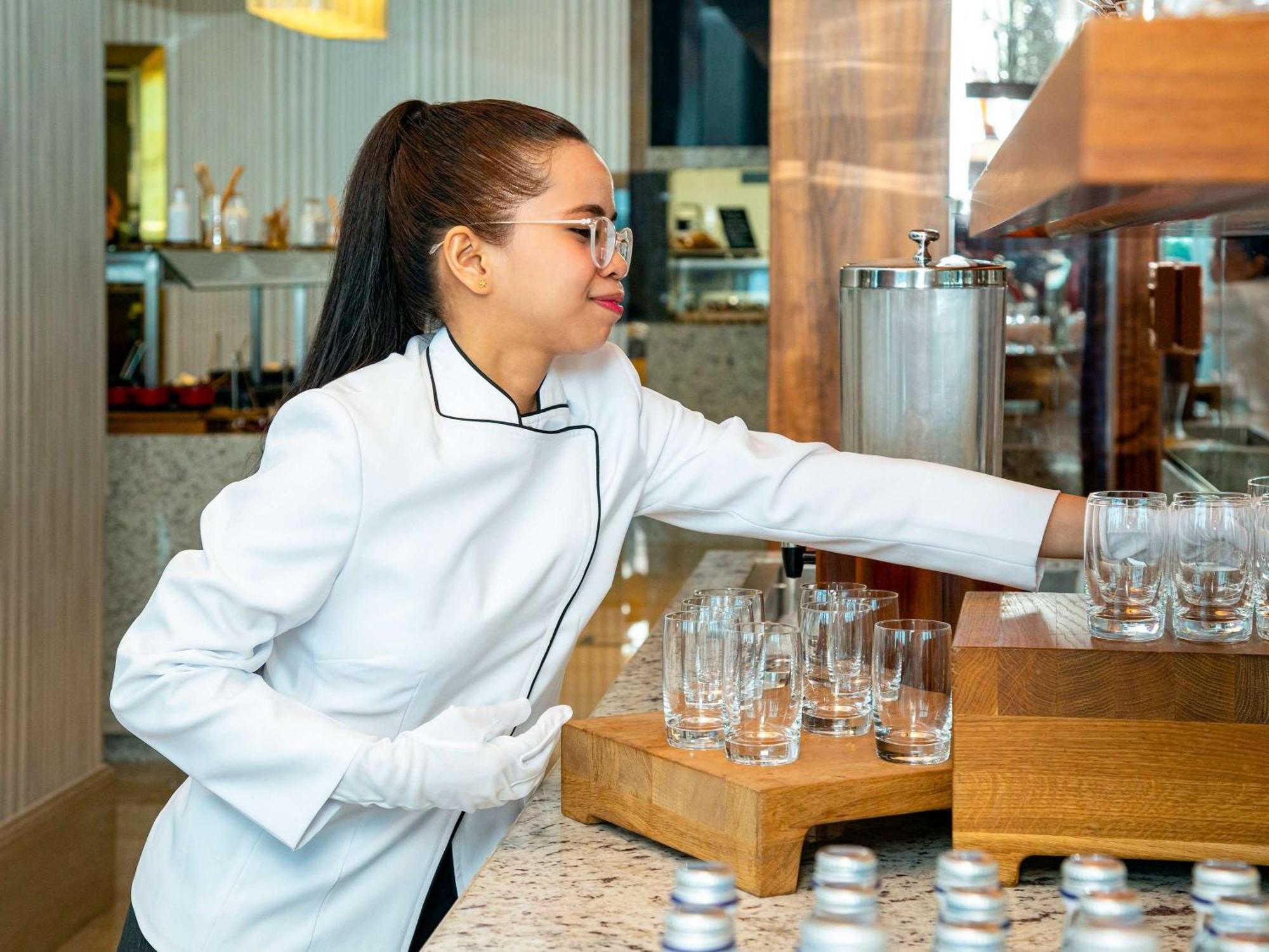 Moevenpick Hotel & Apartments Ghala 马斯喀特 外观 照片 A barista at work