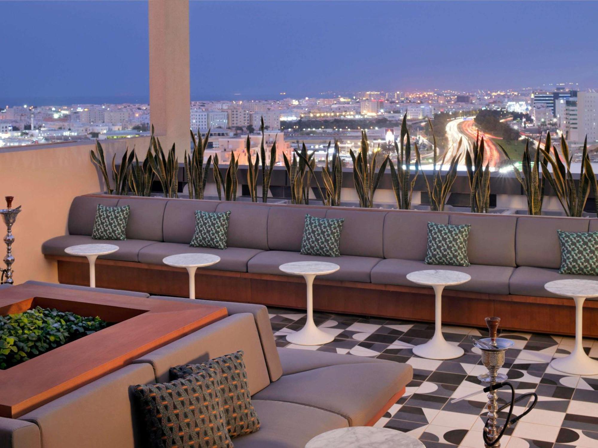 Moevenpick Hotel & Apartments Ghala 马斯喀特 外观 照片 The rooftop lounge at the Hotel Indigo