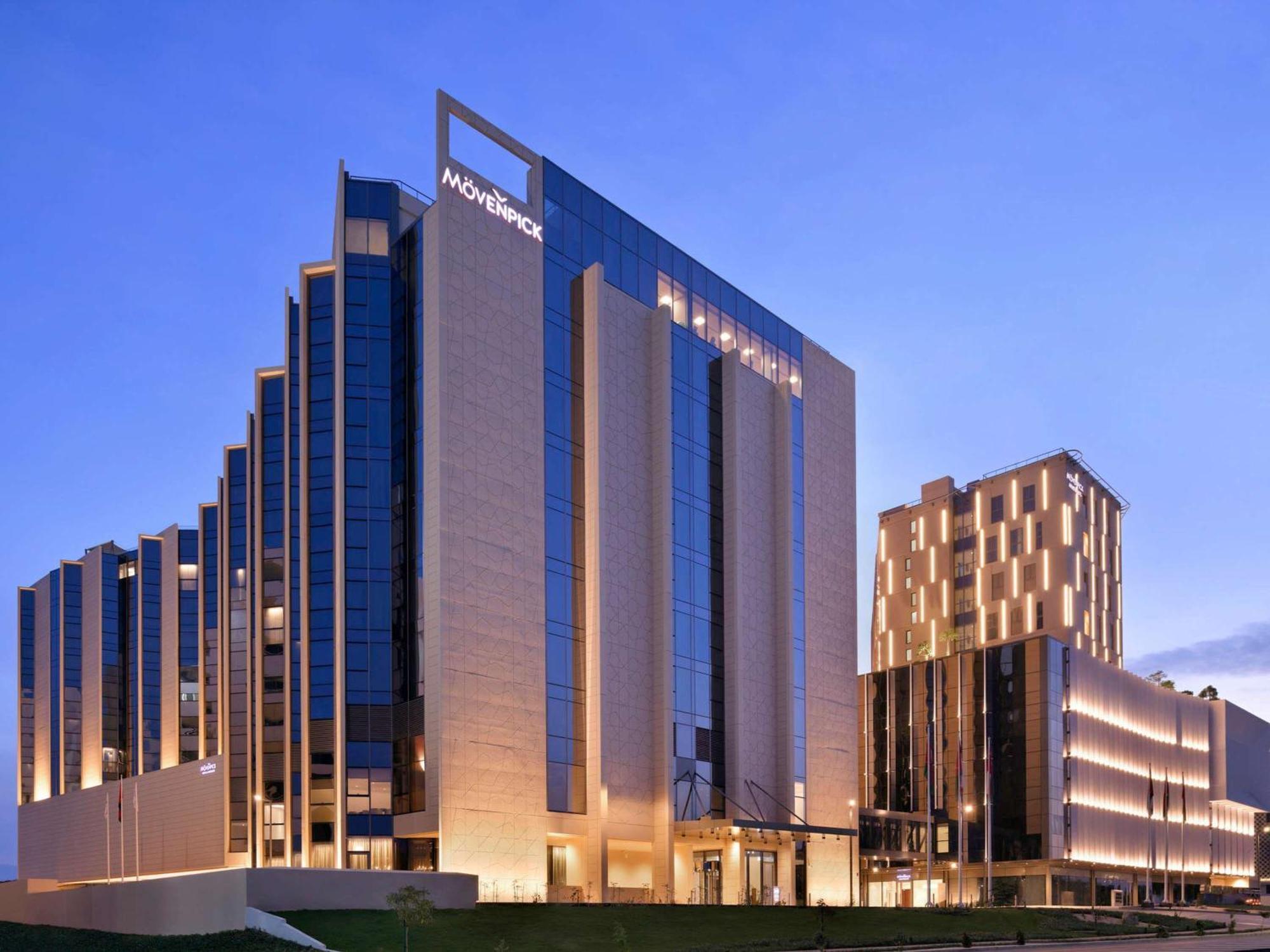 Moevenpick Hotel & Apartments Ghala 马斯喀特 外观 照片 The hotel at night
