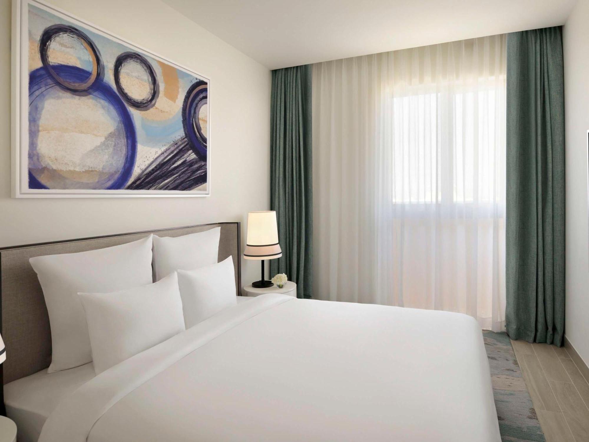 Moevenpick Hotel & Apartments Ghala 马斯喀特 外观 照片 A bedroom at the hotel