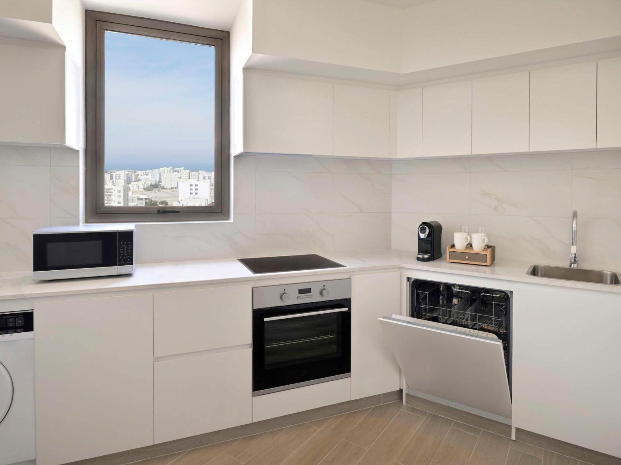 Moevenpick Hotel & Apartments Ghala 马斯喀特 外观 照片 A modern kitchen