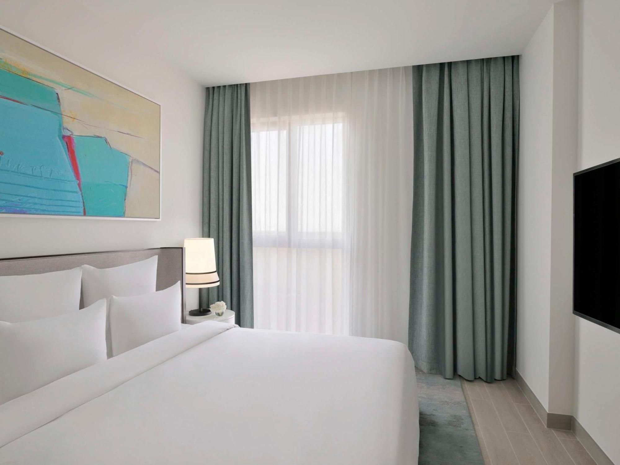 Moevenpick Hotel & Apartments Ghala 马斯喀特 外观 照片 A bedroom at the hotel