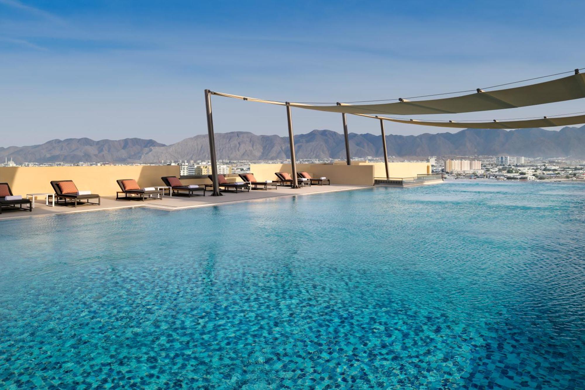 Moevenpick Hotel & Apartments Ghala 马斯喀特 外观 照片 The pool at the Ritz-Carlton, Bahrain